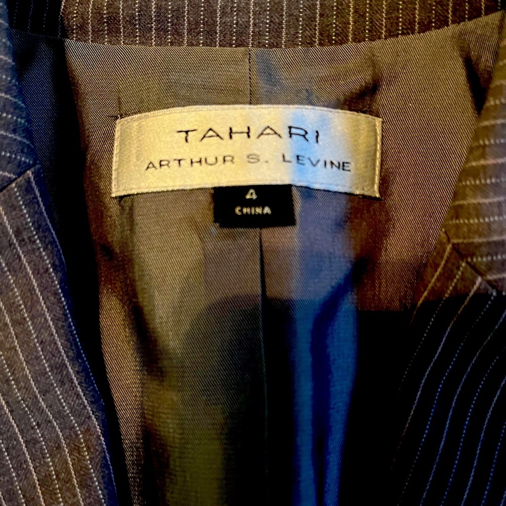 Tahari Arthur S Levine Women’s suit with skirt